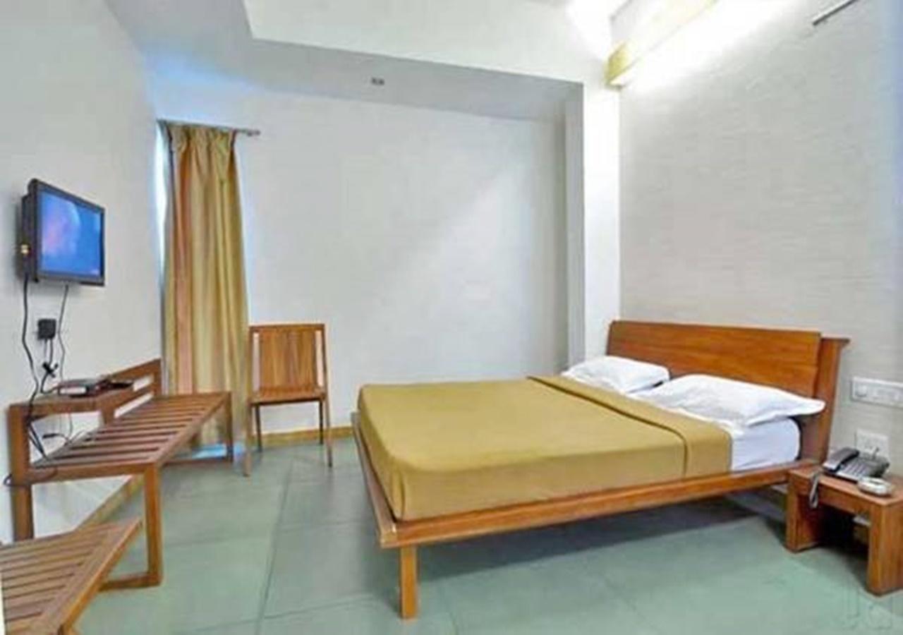 Hotel Holiday Home บังกาลอร์ ภายนอก รูปภาพ