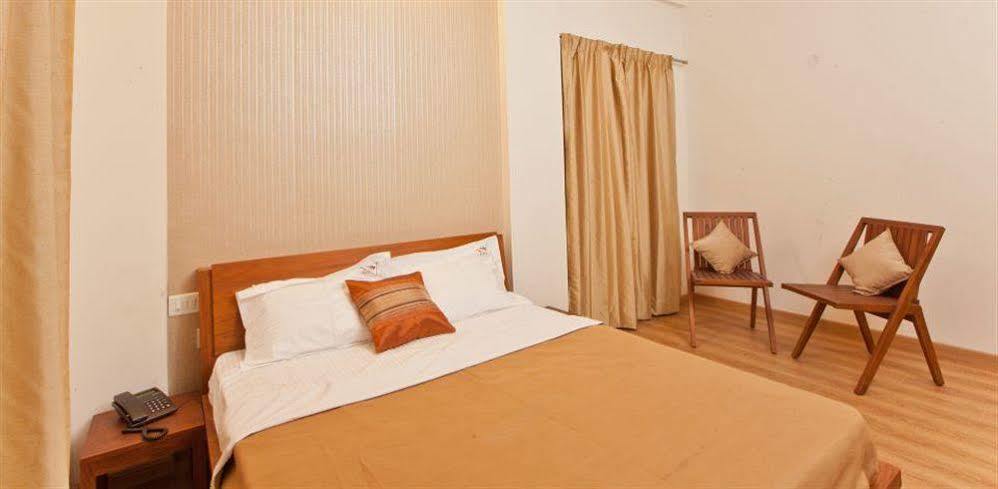 Hotel Holiday Home บังกาลอร์ ภายนอก รูปภาพ